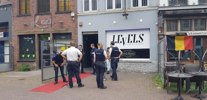 De politie werd vanochtend opgeroepen om een feestvierster te bevrijden die opgesloten was geraakt in nachtclub Levels.