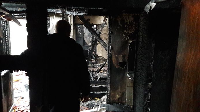 Arie den Dekker in zijn uitgebrande woning aan de Aengelbertlaan in Oss.