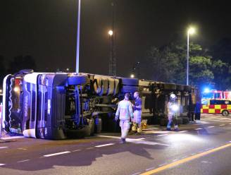 Vrachtwagen gevuld met boter kantelt aan wegenwerken op N41