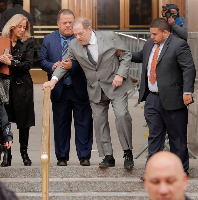Bijna onherkenbare Harvey Weinstein strompelt naar de rechtbank.