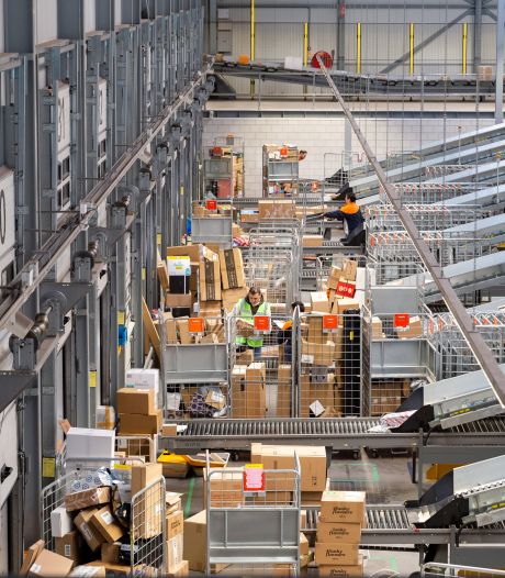 Topdrukte bij sorteercentrum van Post NL in Son: 50.000 pakketjes per dag de deur uit