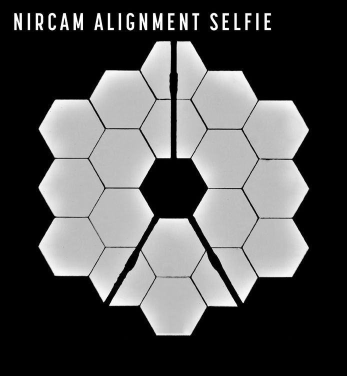 Naast de foto van de ster gaf NASA ook nog een selfie vrij van de spiegels van de James Webb.