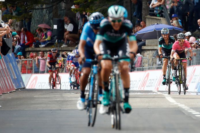 Simon Yates (helemaal rechts) raakt achterop op Prato Nevoso.