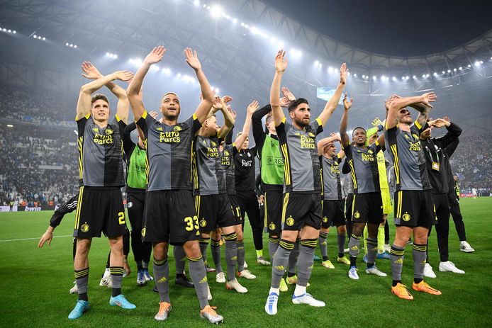 Dessers (tweede van links) en zijn Feyenoord-ploegmaats juichen in Marseille na de kwalificatie voor de Conference Leaguefinale.