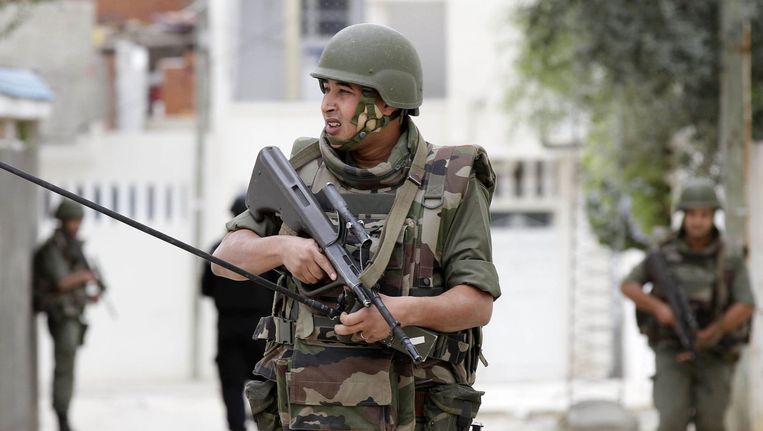Soldaat Gedood Bij Antiterreuroperatie In Tunesie Buitenland - speciale troepen van de nationale garde omsingelden vanochtend een huis in oued ellil ten westen