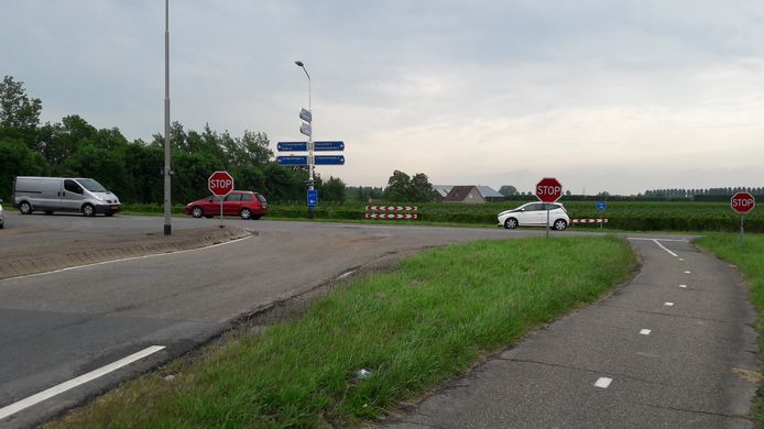 De kruising Drieweg-Kruiningenpolderweg, waar een rotonde zou moeten komen.