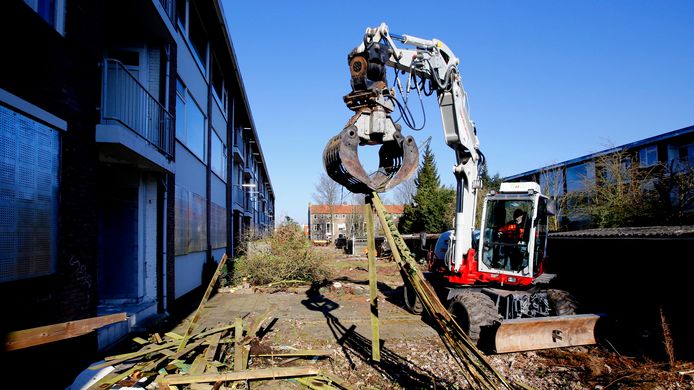 De werkzaamheden duren nog tot begin maart, waarna de sloop van de portiekflats begint.