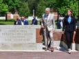 Minister Hanke Bruins Slot werd tijdens haar werkbezoek aan Bergen op Zoom op het Canadian War Cemetery rondgeleid door burgemeester Frank Petter.