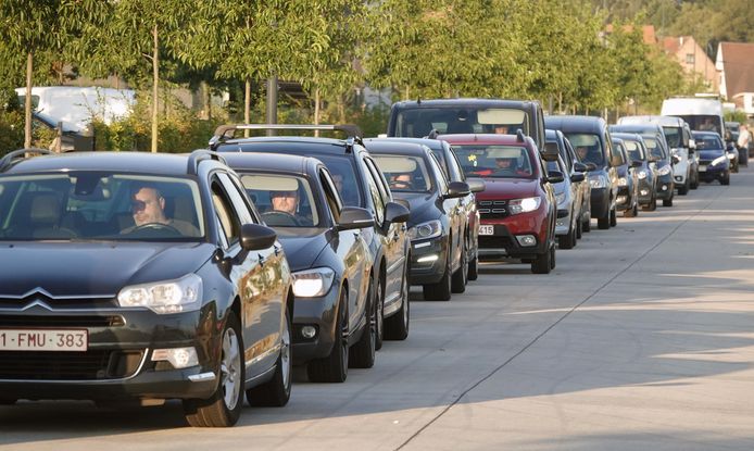 Ellenlange wachtrijen bij de autokeuring in Zwevegem.