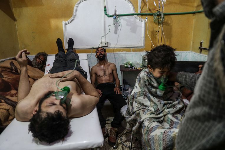 Enkele mannen en een kind worden verzorgd na een vermoedelijke gasaanval op het oosten van Ghouta in Syrie in 2018.  Beeld REUTERS