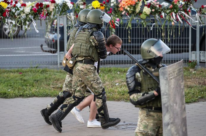 Wit-Russische veiligheidstroepen hebben vannacht en vanmorgen hard opgetreden tegen demonstranten.