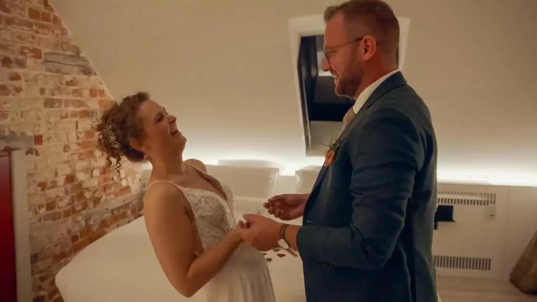 Jorina verrast Jidse met een speciale huwelijkstraditie - Blind Getrouwd