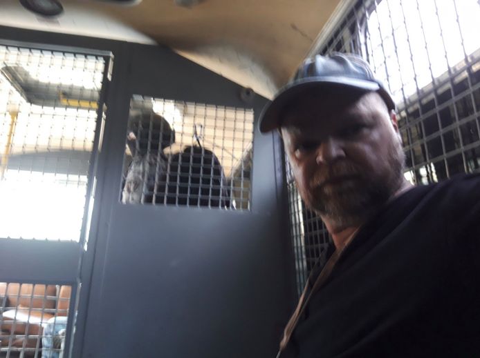 AD-correspondent Joosts Bosman in het ME-busje na zijn arrestatie in Moskou vanmiddag