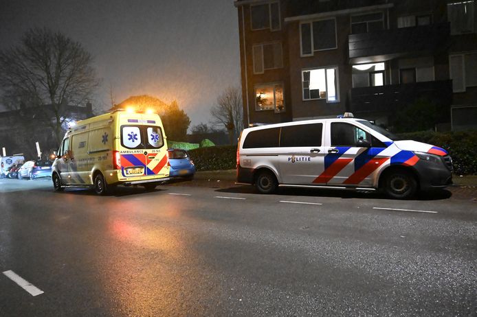 Hulpdiensten troffen de gewonde man op straat aan
