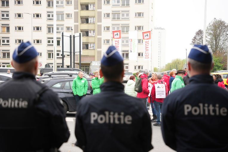 Agenten aan de blokkade van de Delhaize aan de Watersportbaan in Gent. Beeld BELGA