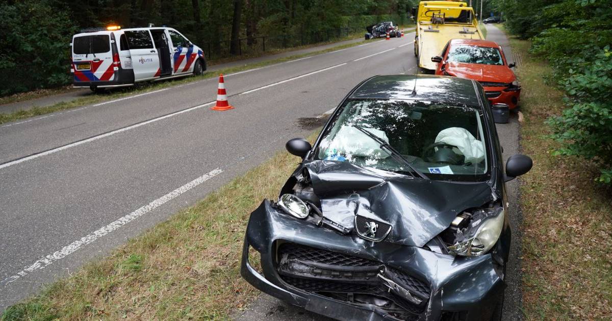 Gewonde en flinke schade na frontale botsing bij Beekbergen.