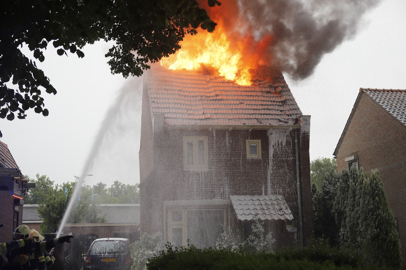 Blikseminslag veroorzaakt brand in Cuijk.
