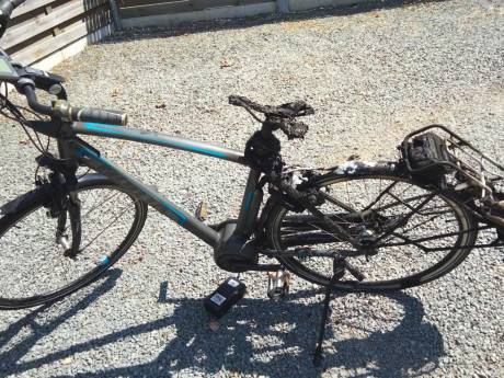 Brandweer waarschuwt voor gevaren bij het opladen van elektrische fiets: “Blijf in de buurt, er kan altijd iets misgaan”