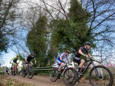 Denkend aan mountainbike, krijg ik weer pijn in mijn vingers van knijpen in de remmen