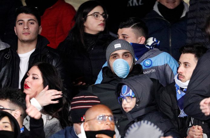Ook in de Champions League-match tussen Napoli en FC Barcelona duiken mondmaskers op.