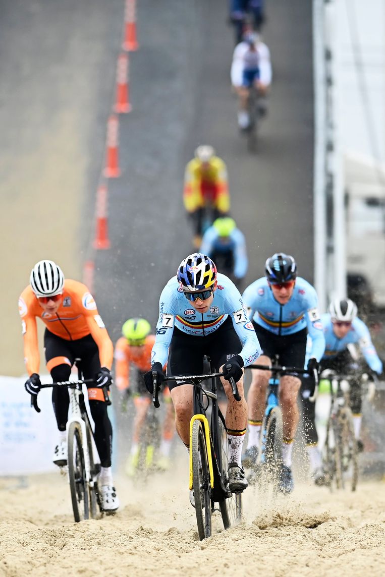 Wout van Aert duikt als eerste het zand in na de brug, Mathieu van der Poel volgt in tweede positie. Beeld Photo News