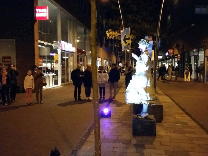 Drukte in centrum Ede voor Living Statues Ede gelderlander.nl