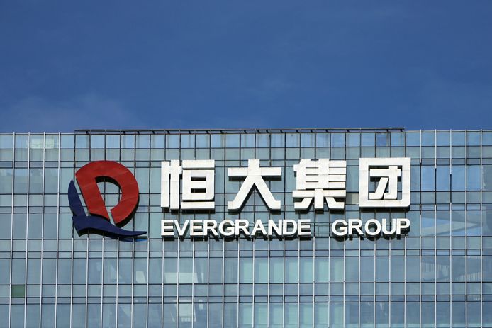 Le logo de la société est vu sur le siège de China Evergrande Group à Shenzhen, dans la province du Guangdong, en Chine