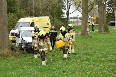 Bestuurder (65) uit Heusden raakt onwel en botst tegen boom in Ammerzoden