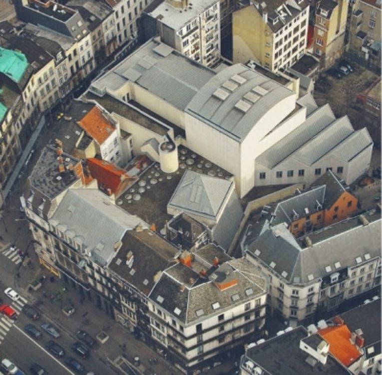 'Als het publiek collectief in dezelfde cadans begint te springen, krijg je een mini-aard­beving in de buurt. Een concertzaal volledig iso­leren is een illusie' Foto: de Ancienne Belgique van­uit de lucht

 Beeld 