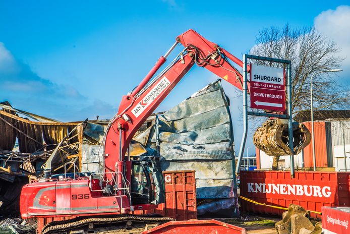 Met grote machines is een sloopbedrijf nu de afgebrande restanten van Shurgard aan het opruimen.