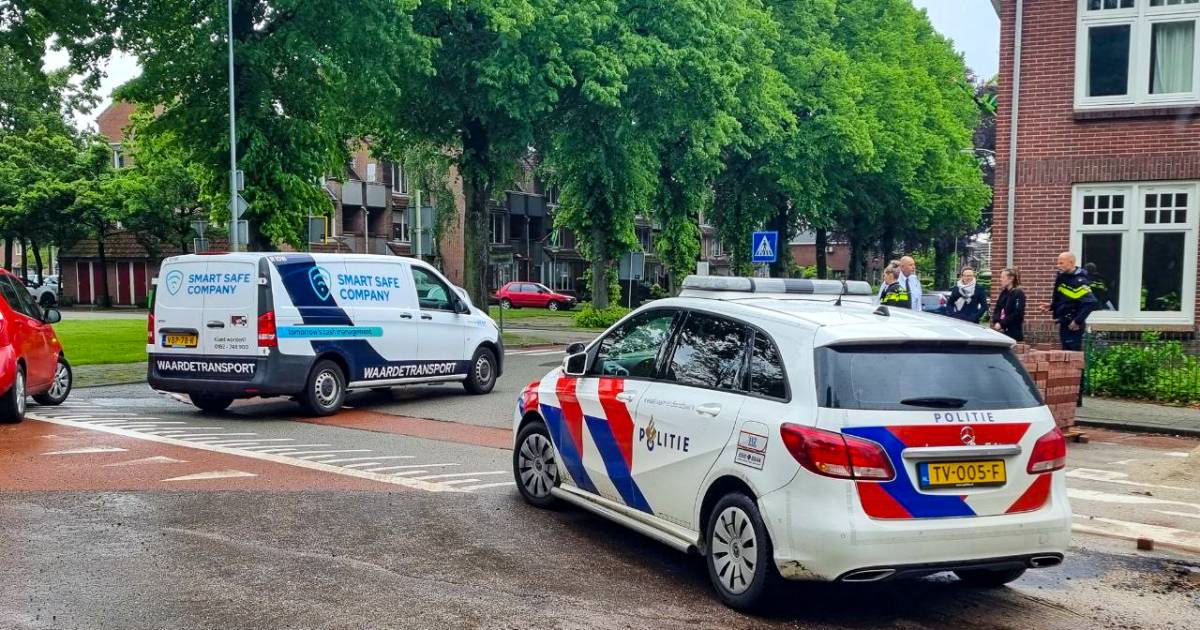 Chauffeur kan bedrijfsbus niet meer in na ongeluk in Aalten, meisje lichtgewond.