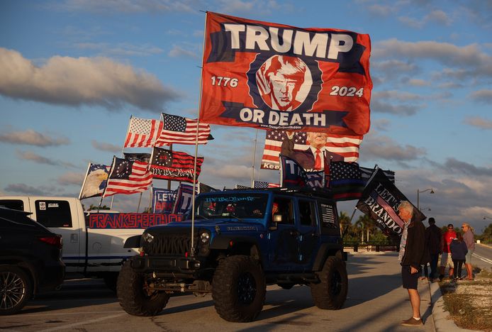 Aanhangers van de Amerikaanse oud-president Donald Trump verzamelen zich bij zijn huis in Mar-a-Lago in Palm Beach, Florida.