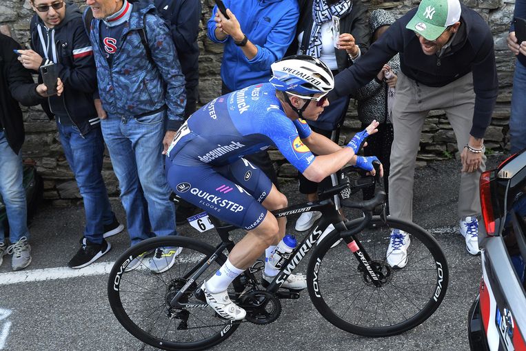Remco Evenepoel speelt niet mee voor de zege in de Ronde van Lombardije en zal uiteindelijk als negentiende arriveren. Beeld Photo News