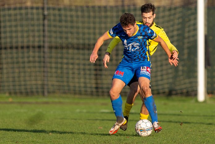Max De Ruyver houdt Visar Shala van Olsa Brakel af in de 0-0 van begin december. “Een paar teams is nog een maatje te groot, maar voor de rest van de competitie doen we niet onder.”