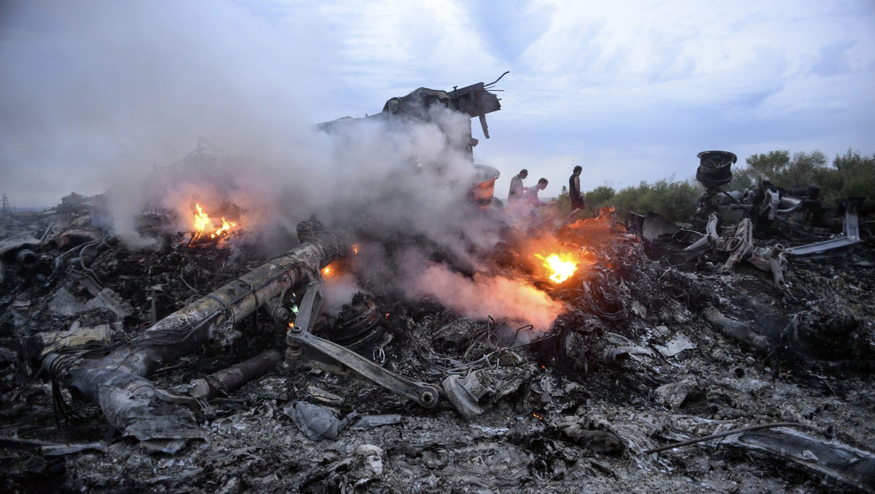 Beeld van de crashsite, vlak nadat het toestel Oekraïense grond trof. Beeld anp