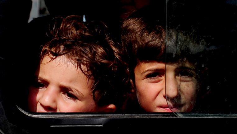 Syrische vluchtelingen rijden de grens met Turkije over. Beeld AFP