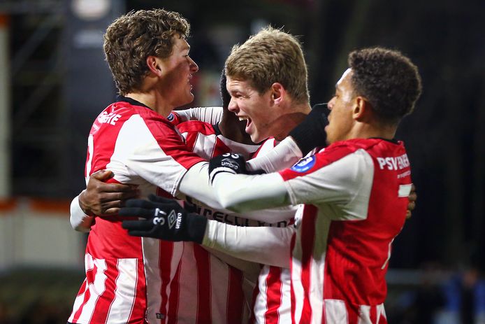 Nikolai Laursen juicht bij PSV met Sam Lammers (links) en Donyell Malen.
