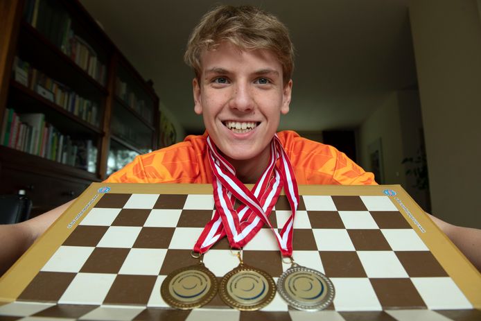 Dammer Simon Harmsma na het EK met tweemaal goud. Een maand later behaalde hij bij het WK voor de jeugd driemaal goud. Hij is lid van WSDV in Wageningen.