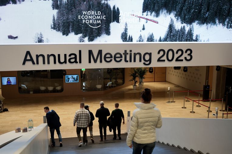 La gente entra nel Centro Congressi di Davos alla vigilia del World Economic Forum.  foto di A.P