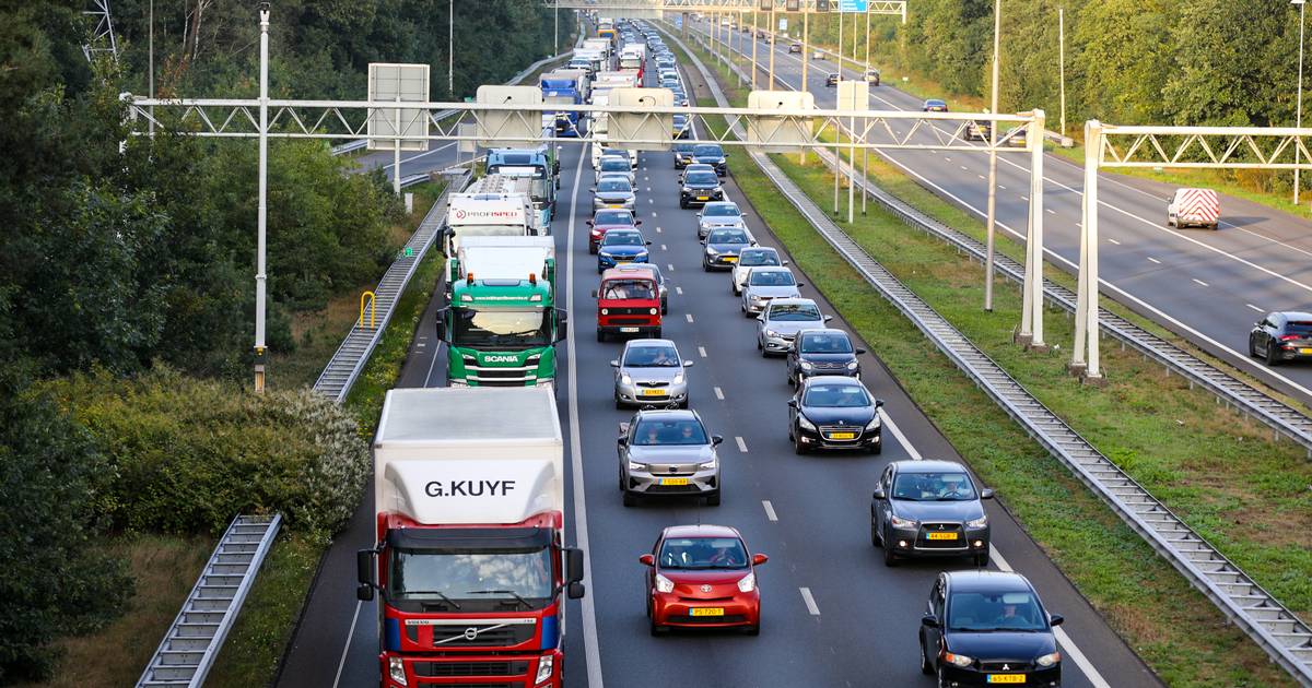 Kop-staartbotsing op A50 tussen Beekbergen en Schaarsbergen leidt tot forse vertraging.