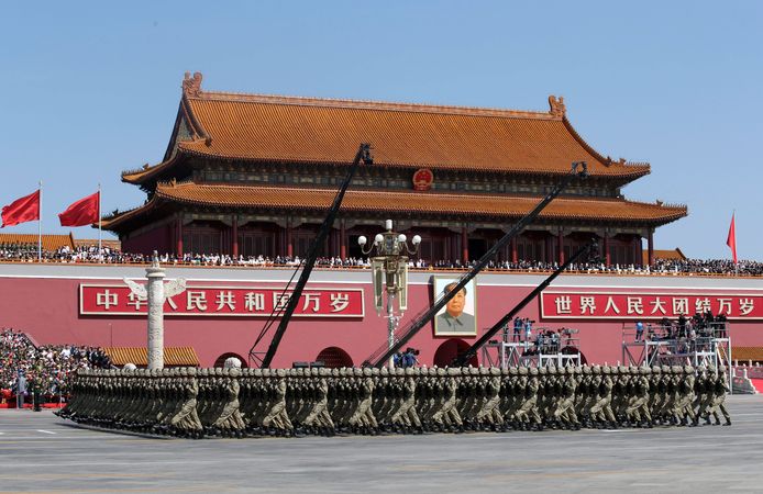 Archiefbeeld: soldaten marcheren in Peking.