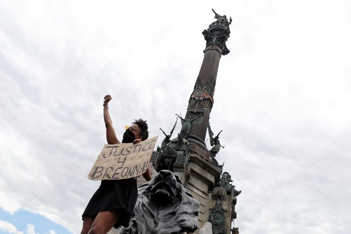 Protest in Barcelona bij het beeld van Columbus.