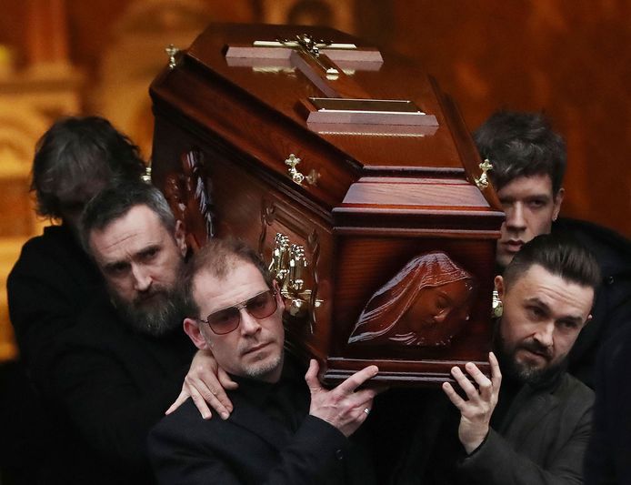 De kist van Dolores O'Riordan wordt na de herdenkingsdienst de kerk in de Ierse stad Limerick uitgedragen. De zangeres wordt dinsdag in besloten kring begraven.