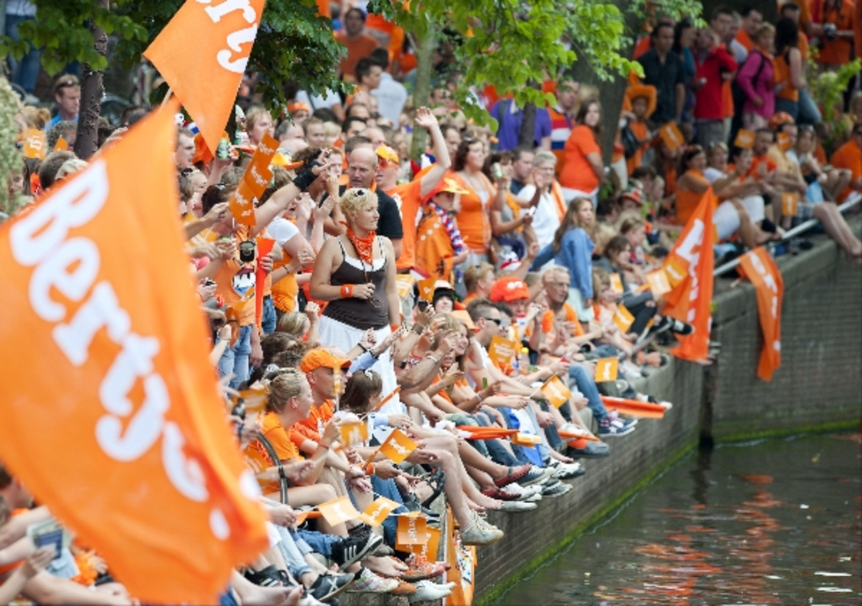 Vul in Feat Oost Timor Amsterdam baadt in oranje gloed | Trouw