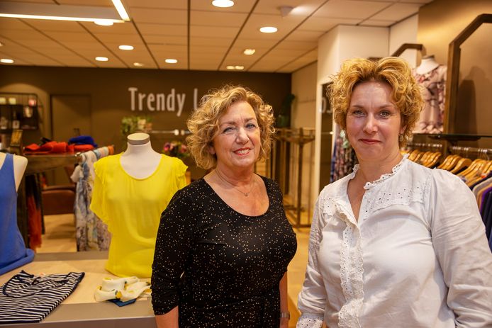 Modewinkel Trendy Look krijgt nieuwe eigenaar.   Links Wilma Vrijsen, rechts Cindy Antonis.