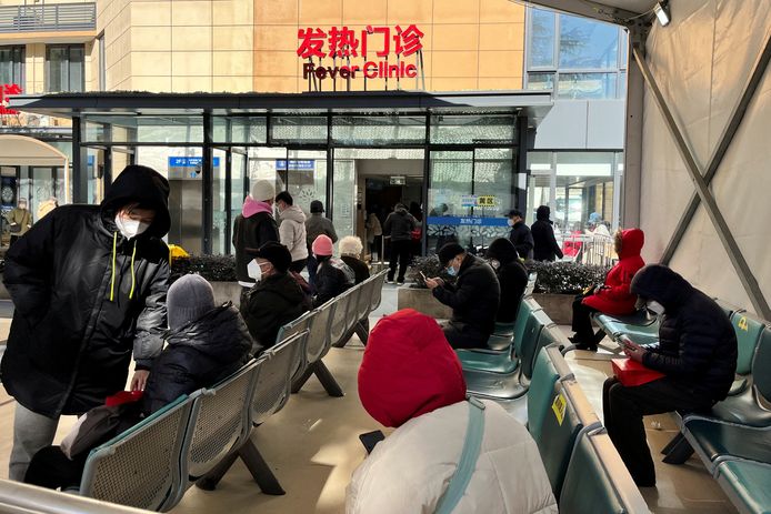 Mensen wachten bij een ziekenhuis in Shanghai.