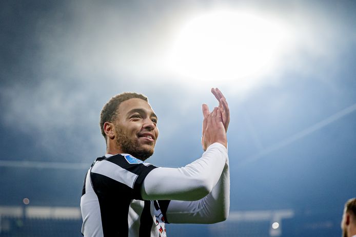 Cyriel Dessers is voor tenminste een halve dag de topscorer van de eredivisie.