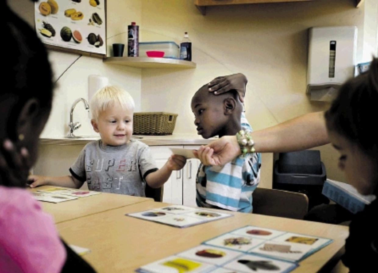 De peuters doen een woordspelletje. Â¿Hoe heet het dier met een lange slurf?Â¿ (FOTO MAARTJE GEELS) Beeld 