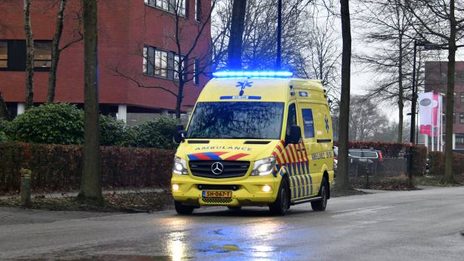 Tenminste een dode en zwaargewonde na aanrijding in Assen