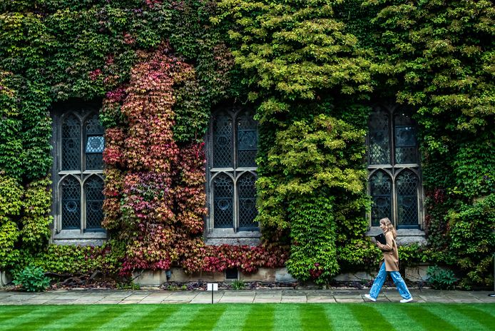 Prinses Elisabeth wandelt in de Front Quad van Lincoln College.